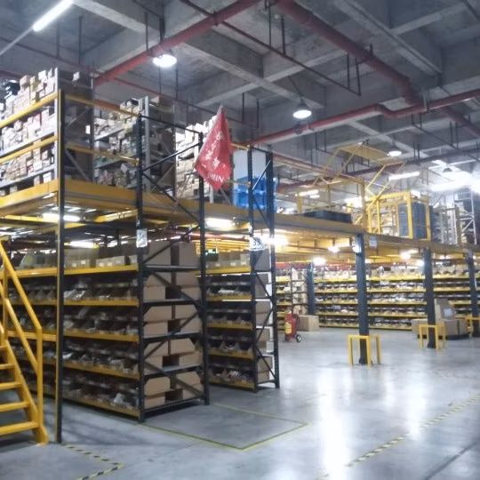 Entrepiso de acero con soporte para rack de varios niveles de almacén industrial